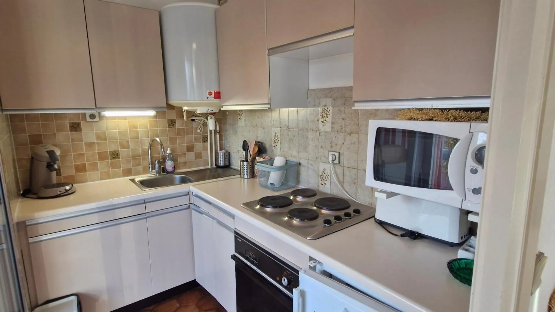 Studio Climatise Pres De La Plage Et Commerces, Parking, Animaux Acceptes, Sainte-Maxime - Fr-1-780-92 0*,
